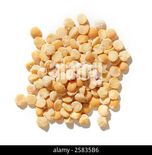 cumulo di piselli secchi isolati su sfondo bianco, vista dall'alto Foto Stock