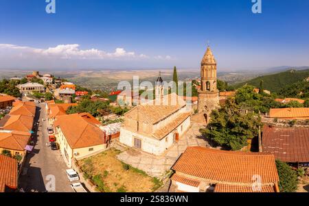 Vista aerea della chiesa di San Giorgio e della valle di Alazani, Georgia, regione di Kakheti, villaggio di Signagi. Città dell'amore di Sighnaghi sulla collina vicino alla catena montuosa di Gombori. Dr Foto Stock