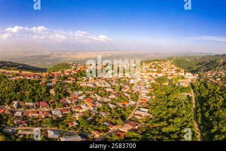 Vista aerea della chiesa di San Giorgio e della valle di Alazani, Georgia, regione di Kakheti, villaggio di Signagi. Città dell'amore di Sighnaghi sulla collina vicino alla catena montuosa di Gombori. Dr Foto Stock