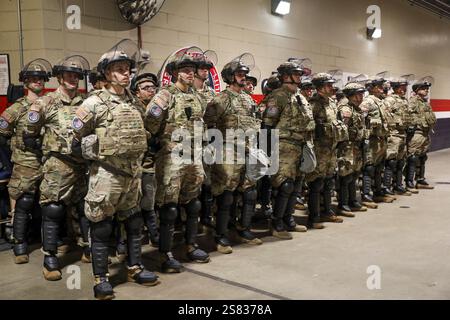 Washington, Stati Uniti d'America. 19 gennaio 2025. Washington, Stati Uniti d'America. 19 gennaio 2025. U. I soldati dell'Esercito S con la Guardia Nazionale stanno all'attenzione indossando l'equipaggiamento antisommossa mentre si preparano per assicurarsi gli eventi del 60th Inauguration, il 19 gennaio 2025 a Washington, DC U. Il Presidente eletto Donald Trump presterà giuramento il 20 gennaio. Credito: MSgt. Zach Sheely/U. S Army Photo/Alamy Live News Foto Stock
