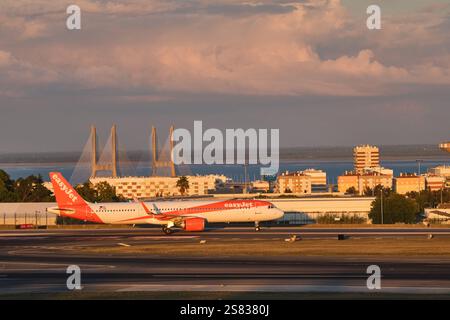 Taxi aereo passeggeri easyJet Airbus A321-251NX sulla pista dell'aeroporto Humberto Delgado di Lisbona Foto Stock