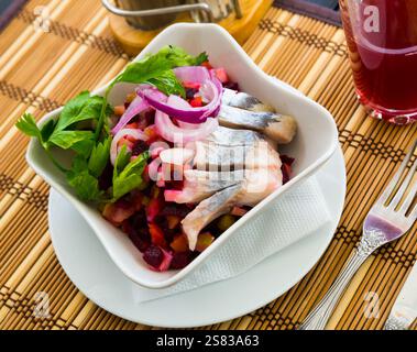 Insalata russa di barbabietole con aringhe Foto Stock