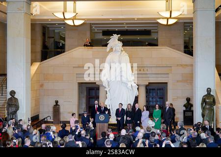 Washington, DC, USA. 20 gennaio 2025. Il presidente DEGLI STATI UNITI Donald Trump, centro, parla durante la 60a inaugurazione presidenziale nella sala dell'emancipazione del Campidoglio degli Stati Uniti a Washington, DC, USA, lunedì 20 gennaio, 2025. il presidente Donald Trump ha lanciato il suo secondo mandato con un discorso inaugurale stridente che ha promesso di dare priorità agli interessi delle Americhe con un "periodo d'oro" per il paese, assumendo al contempo "un establishment radicale e corrotto". Fotografo: Al Drago/Bloomberg credito: dpa/Alamy Live News Foto Stock