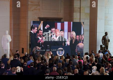 Washington, DC, USA. 20 gennaio 2025. Il presidente DEGLI STATI UNITI Donald Trump abbraccia la First Lady Melania Trump, sullo schermo, durante la 60a inaugurazione presidenziale nella sala di emancipazione del Campidoglio degli Stati Uniti a Washington, DC, USA, lunedì 20 gennaio, 2025. il giuramento di Donald Trump del lunedì segna solo la seconda volta nella storia degli Stati Uniti che un presidente ha perso l'ufficio e è riuscito a tornare al potere - un ritorno che ha confermato il suo posto all'interno del Partito Repubblicano come una figura duratura e trasformativa piuttosto che un'aberrazione a un solo termine. (Foto di al Drago/Pool/Sipa USA) credito: SIPA USA/Alamy Live News Foto Stock