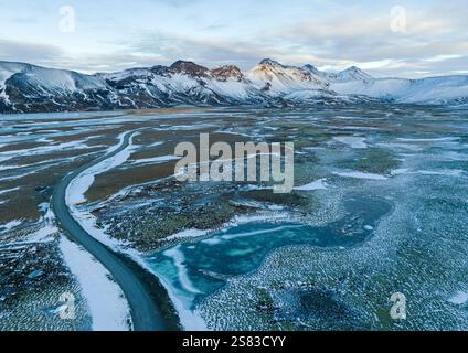 Vista aerea di una strada attraverso un paesaggio ghiacciato nell'Islanda meridionale Foto Stock