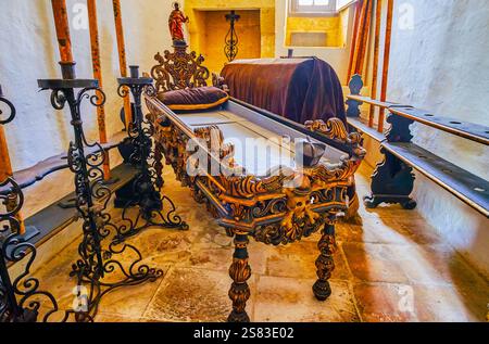 RABAT, Malta - 16 giugno 2018: Interno della stanza funeraria in residenza di Wignacourt con conserva arredi rituali, riccamente decorate con patte intagliato Foto Stock