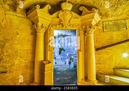 RABAT, Malta - 16 giugno 2018: scenic porta di pietra con colonne e sculture si collega l'antica grotta di San Paolo con la storica residenza di Wignacourt Foto Stock