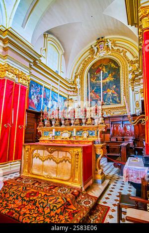 RABAT, Malta - 16 giugno 2018: storico Grand Master Wignacourt residence vanta di conserve di cappella con decorazioni intricate, icone e scolpito frnitu Foto Stock