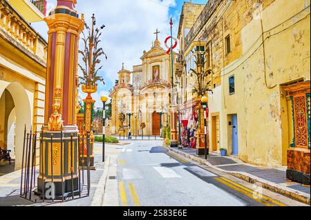 Collegiate St Paul's Church da St Agatha Street, decorata con grandi ghirlande di fiori a causa della festa della città, Rabat, Malta Foto Stock