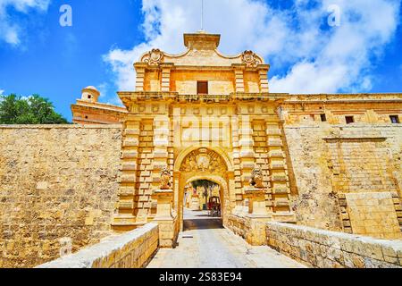 La porta principale (Vilhena) in pietra riccamente decorata della fortezza di Mdina con statue di leoni-guardiani e stemma sopra l'ingresso di Mdina, Malta Foto Stock