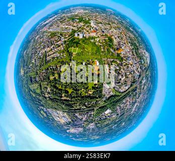 Vista aerea, giardino cittadino, area ricreativa nella foresta e polmone verde, campo da tennis, globo, immagine fisheye, immagine a 360 gradi, piccolo mondo, piccolo pianeta, Foto Stock