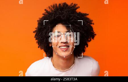 L'innovativa tecnologia di riconoscimento facciale è esposta a un individuo sorridente Foto Stock