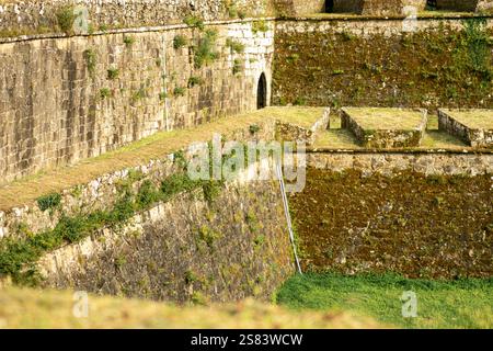 Vista parziale delle mura della città fortificata di Valenca do Minho, nel nord del Portogallo Foto Stock