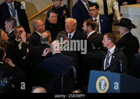Il presidente Donald Trump saluta i partecipanti dopo aver pronunciato osservazioni nella sala dell'emancipazione durante le cerimonie di inaugurazione presso il Campidoglio degli Stati Uniti a Washington, il 19 gennaio 2025. (Angelina Katsanis/POLITICO) Foto Stock