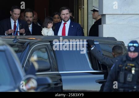 Washington, Vereinigte Staaten. 20 gennaio 2025. Il vicepresidente JD Vance lascia il fronte orientale del Campidoglio degli Stati Uniti a Washington, DC dopo che ha prestato giuramento il 20 gennaio 2025. Credito: Chris Kleponis/Pool tramite CNP/dpa/Alamy Live News Foto Stock