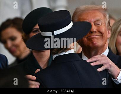 Washington DC, Stati Uniti. 20 gennaio 2025. Il presidente Donald Trump sorride mentre bacia sua moglie e la First Lady Melania Trump dopo essere stato giurato dal giudice capo della Corte Suprema John Roberts durante l'inaugurazione del presidente Donald Trump al Campidoglio degli Stati Uniti il 20 gennaio 2025 a Washington, DC foto di Ricky Carioti/Pool/ABACAPRESS. COM credito: Abaca Press/Alamy Live News Foto Stock