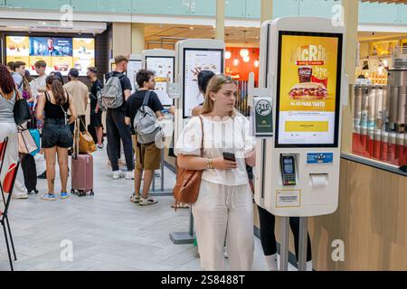 Barcellona Spagna, El Prat Josep Tarradellas Barcelona Airport BCN, Terminal 1 area cancello interno dell'atrio, fast food McDonald's, touch screen Foto Stock