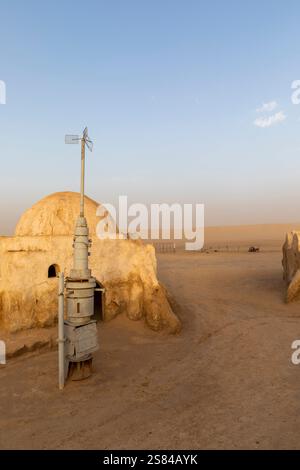 Set di Guerre stellari abbandonato Mos Espa, Tunisia Foto Stock