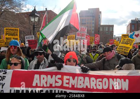 I manifestanti anti anti-Trump tengono uno striscione a una protesta nel Washington Square Park. Il giorno dell'inaugurazione di Trump come 47° presidente degli Stati Uniti, i manifestanti a New York hanno condannato Trump e la sua presidenza. Il raduno è iniziato a Washington Square Park. Da lì, i manifestanti marciarono per la città. I manifestanti hanno criticato quello che hanno definito "l'agenda miliardaria di Trump” per quanto riguarda le politiche sull'immigrazione, i diritti dei lavoratori, la protezione ambientale, la politica estera e la Palestina. (Foto di Jimin Kim/SOPA Images/Sipa USA) Foto Stock