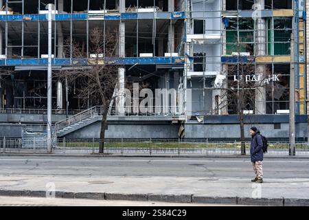 Kiev, Ucraina. 20 gennaio 2025. Un uomo si trova di fronte a un edificio che ha subito danni da un attacco russo durante il fine settimana a Kiev. La Russia ha lanciato un attacco missilistico contro il distretto di Shevchenkivski a Kiev nelle prime ore del mattino di sabato 18 gennaio 2025 uccidendo almeno tre persone secondo i rapporti del governo. Credito: SOPA Images Limited/Alamy Live News Foto Stock
