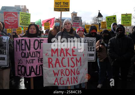 I manifestanti anti anti-Trump tengono cartelli per una protesta al Washington Square Park. Il giorno dell'inaugurazione di Trump come 47° presidente degli Stati Uniti, i manifestanti a New York hanno condannato Trump e la sua presidenza. Il raduno è iniziato a Washington Square Park. Da lì, i manifestanti marciarono per la città. I manifestanti hanno criticato quello che hanno definito "l'agenda miliardaria di Trump” per quanto riguarda le politiche sull'immigrazione, i diritti dei lavoratori, la protezione ambientale, la politica estera e la Palestina. (Foto di Jimin Kim/SOPA Images/Sipa USA) Foto Stock