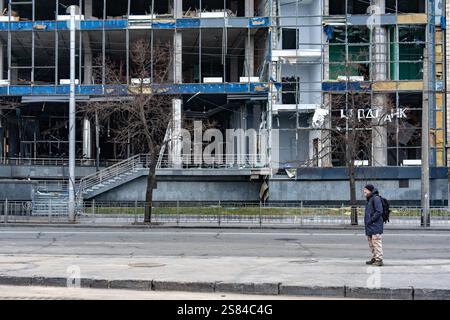 Kiev, Ucraina. 20 gennaio 2025. Un uomo si trova di fronte a un edificio che ha subito danni da un attacco russo durante il fine settimana a Kiev. La Russia ha lanciato un attacco missilistico contro il distretto di Shevchenkivski a Kiev nelle prime ore del mattino di sabato 18 gennaio 2025 uccidendo almeno tre persone secondo i rapporti del governo. (Foto di Jen Golbeck/SOPA Images/Sipa USA) credito: SIPA USA/Alamy Live News Foto Stock