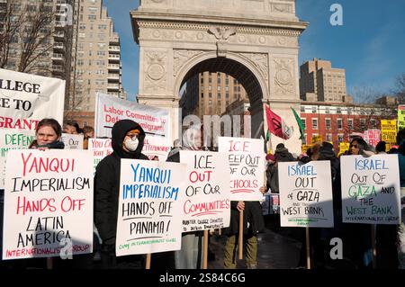 I manifestanti anti anti-Trump tengono cartelli per una protesta al Washington Square Park. Il giorno dell'inaugurazione di Trump come 47° presidente degli Stati Uniti, i manifestanti a New York hanno condannato Trump e la sua presidenza. Il raduno è iniziato a Washington Square Park. Da lì, i manifestanti marciarono per la città. I manifestanti hanno criticato quello che hanno definito "l'agenda miliardaria di Trump” per quanto riguarda le politiche sull'immigrazione, i diritti dei lavoratori, la protezione ambientale, la politica estera e la Palestina. (Foto di Jimin Kim/SOPA Images/Sipa USA) Foto Stock