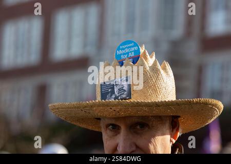 Seattle, Washington, Stati Uniti. 20 gennaio 2025. Un uomo indossa un cappello fantasioso con messaggi progressivi in una marcia attraverso il quartiere centrale di Seattle per celebrare la vita e l'opera di Martin Luther King Jr. Crediti: Paul Christian Gordon/Alamy Live News Foto Stock