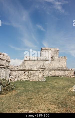 Girato a Tulum, Quintana Roo, Messico, le strutture in pietra sono disposte per sembrare un tempio. Questi edifici in pietra fanno parte delle antiche rovine Maya Foto Stock