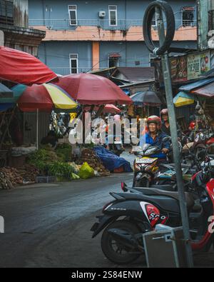 Balikpapan, Indonesia - 25 dicembre 2024. Il mercato è pieno di gente che vende i propri prodotti e altri che cercano occasioni a Pasar Pandan S. Foto Stock