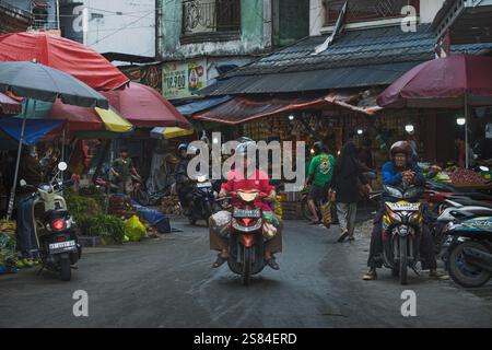 Balikpapan, Indonesia - 25 dicembre 2024. Un flusso costante di persone, sia venditori che acquirenti, si sposta attraverso il mercato di Pasar Pandan Sari. Foto Stock