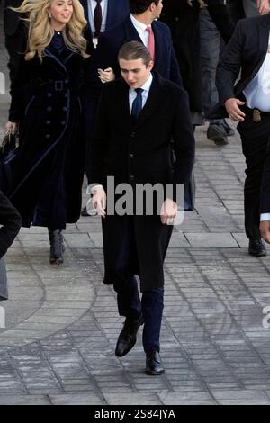 Washington DC, Stati Uniti. 20 gennaio 2025. 20 gennaio 2025; Washington, DC, USA; Barron Trump parte alla fine delle cerimonie inaugurali al Campidoglio degli Stati Uniti. Credito: Jack Gruber/Pool via CNP/MediaPunch credito: MediaPunch Inc/Alamy Live News Foto Stock