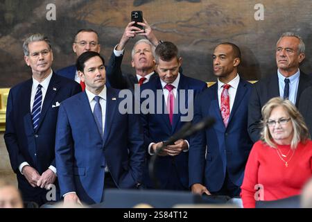(L-R) Scott Bessent, Segretario per gli affari dei Veterani Doug Collins, Segretario di Stato candidato Marco Rubio, Segretario per l'energia candidato Chris Wright, Segretario dei trasporti candidato Sean Duffy, Segretario degli alloggi e dello sviluppo urbano candidato Scott Turner e Segretario della salute e dei servizi umani candidato Robert F. Kennedy Jr. Presenziano alla cerimonia di inaugurazione prima che Donald Trump giurasse come il 47° Presidente degli Stati Uniti d'America a Washington DC, il 20 gennaio 2025. (Foto di SAUL LOEB/POOL/AFP) Foto Stock