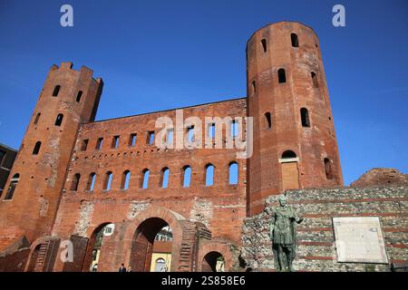 Italia. Torino (antica Julia Augusta Taurinorum). Porta Palatina. Porta della città dell'età romana. I secolo a.C. Foto Stock