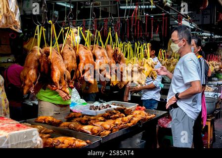 Bangkok, 19 gennaio 2023: Capodanno cinese, anatre arrosto, polli bolliti e altre carni vengono appese ed esposte per l'acquisto da parte dei clienti. Foto Stock