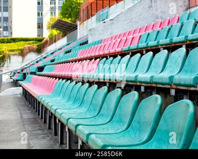 Disposizione dei posti a sedere vivace in un moderno centro sportivo in una giornata di sole Foto Stock