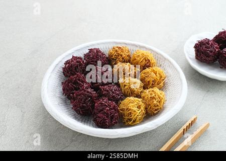 Grubi, snack indonesiano a base di patate dolci con consistenza croccante e sapore dolce. Questo grubi ha una forma rotonda. Foto Stock