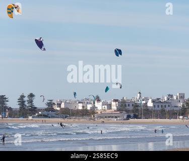 Kite Surfers in mare mentre si vola in aria con la storica Medina alle spalle nella città di Essaouira, in Marocco. 20 gennaio 2025 Foto Stock
