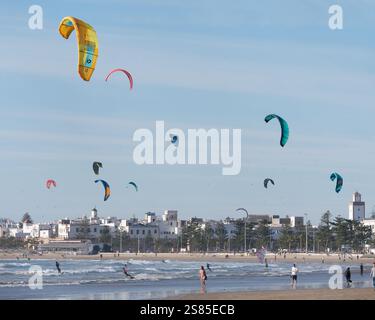 Kite Surfers in mare con la storica Medina alle spalle nella città di Essaouira, in Marocco. 20 gennaio 2025 Foto Stock