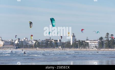 Kite Surfers in mare con la storica Medina alle spalle nella città di Essaouira, in Marocco. 20 gennaio 2025 Foto Stock
