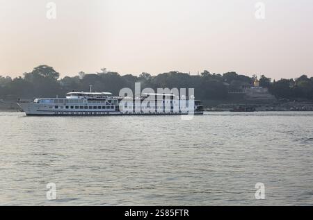 La nave da crociera sul fiume BELMOND ROAD PER MANDALAY (LMHV) a Bagan, Myanmar, è l'incrociatore passeggeri più lungo di Irrawaddy come ex incrociatore sul Reno (Europa) Foto Stock