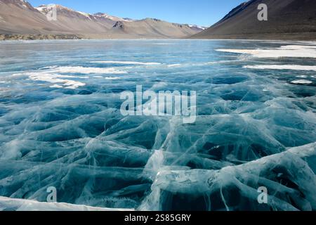 Crepe sul ghiaccio del lago Vanda, Wright Valley, McMurdo Dry Valleys. Il ghiaccio è spesso più di quattro metri. Foto Stock