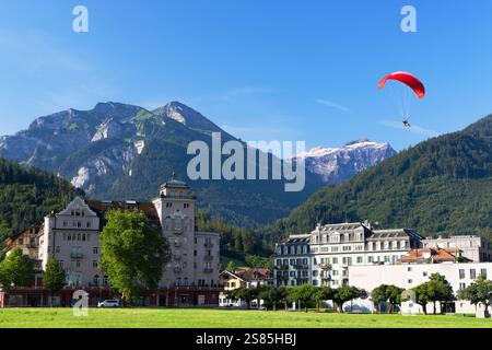 Parapendio sopra Hohematte Park, Interlaken, Oberland Bernese, Svizzera Foto Stock
