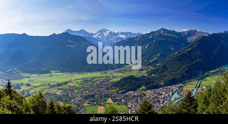 Vista dei monti Jungfrau, Monch e Eiger da Harder Kulm, Interlaken, regione Jungfrau, Oberland Bernese, Svizzera Foto Stock
