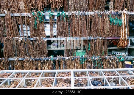 Perle di preghiera islamiche in vendita nel mercato, Ampel Arab Quarter, Surabaya, Giava, Indonesia Foto Stock
