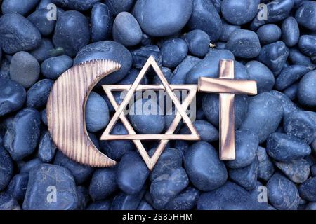 Simboli del cristianesimo, dell'Islam e dell'Ebraismo, tre religioni monoteiste, Stella ebraica di David, Croce Cristiana e Mezzaluna musulmana, Indonesia Foto Stock