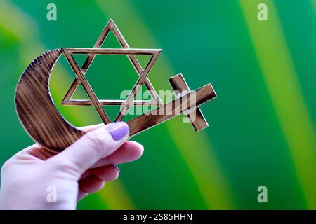 Simboli religiosi del concetto di dialogo interreligioso, Stella ebraica di David, Mezzaluna musulmana, Croce Cristiana, Indonesia Foto Stock