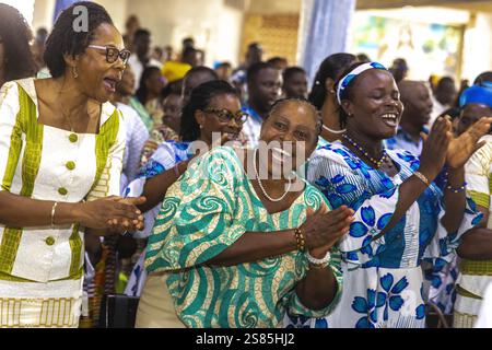 Messa nella chiesa cattolica di Sant'Antonio, Hanoukope, Lomé, Togo Foto Stock