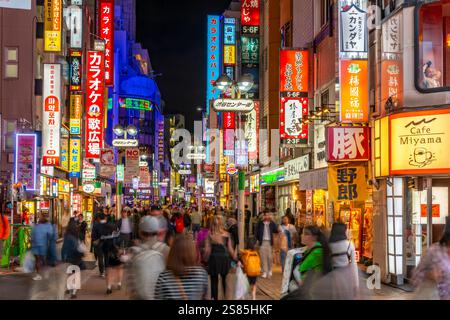 Vista notturna delle strade trafficate e delle luci al neon nel quartiere di Shibuya, Kamiyamacho, Shibuya City, Tokyo, Honshu, Giappone Foto Stock