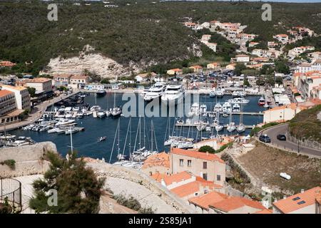 Città vecchia di Bonifacio costruita su scogliere, isola di Corsica, Francia Foto Stock